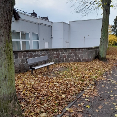gemeinschaft und gemütlichkeit: zwei neue sitzbänke in strasburg (um.)