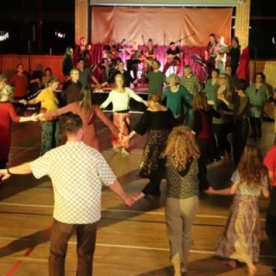 gemeinsames tanzen mit dem uckermärkischen folkorchester in der strasburger max-schmeling-halle